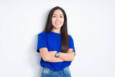 Çapraz kol ve sm ile duran güzel genç esmer kadın