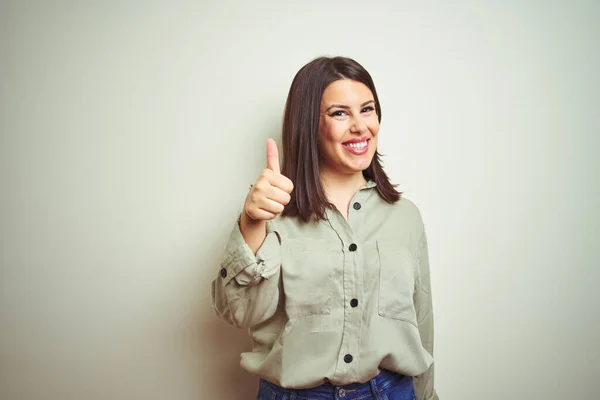 Junge Schöne Brünette Frau Trägt Grünes Hemd Über Isoliertem Hintergrund — Stockfoto