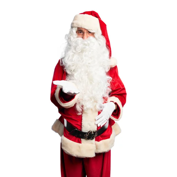 中年男子 身穿圣诞老人服装 蓄着胡子 高高兴兴地站在那里 用手掌伸出援助和接纳的手 — 图库照片