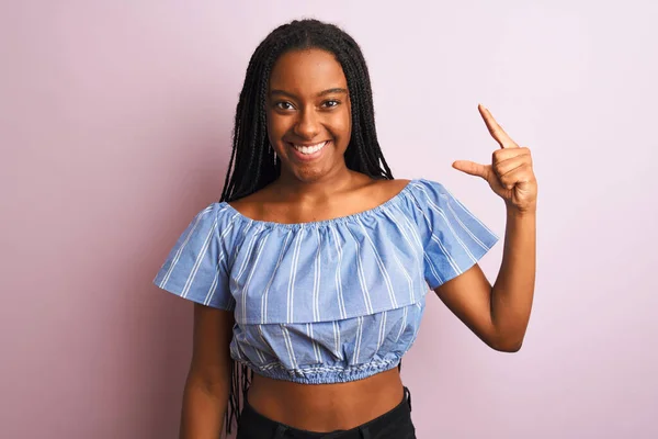 Afrikanische Amerikanerin Gestreiftem Shirt Vor Isoliertem Rosafarbenem Hintergrund Lächelnd Und — Stockfoto