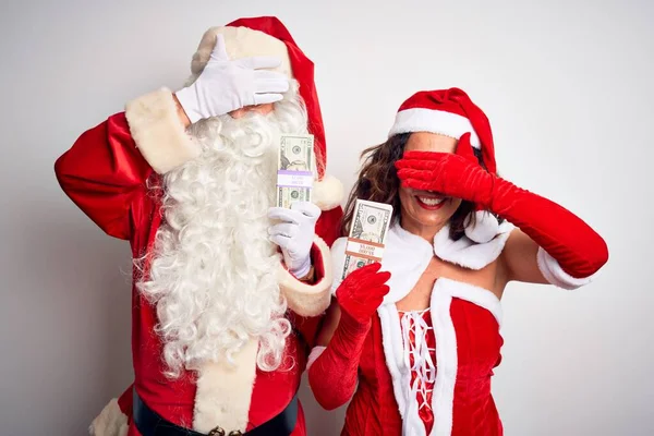 Casal Sênior Vestindo Traje Papai Noel Segurando Dólares Sobre Fundo — Fotografia de Stock