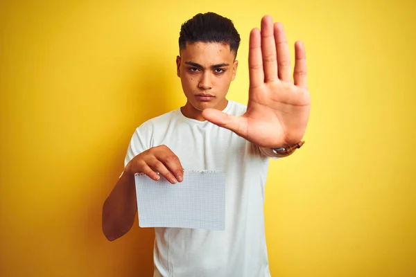 年轻的巴西男子展示纸条旗站在孤立的黄色背景上 张开手做停止手势 表情严肃而自信 手势防守 — 图库照片