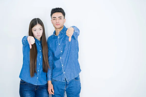 Mooi Jong Aziatisch Paar Witte Geïsoleerde Achtergrond Zoek Ongelukkig Boos — Stockfoto