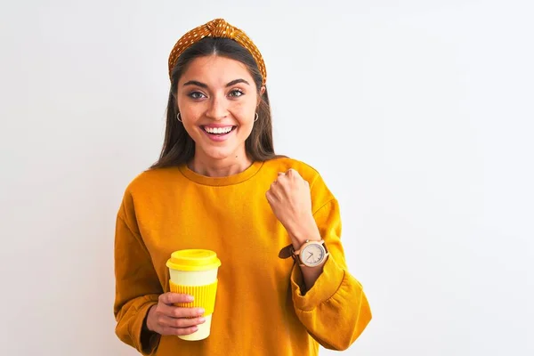 Joven Hermosa Mujer Bebiendo Vaso Café Para Llevar Sobre Fondo —  Fotos de Stock