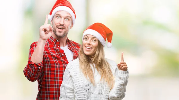Pareja Joven Enamorada Con Sombrero Navidad Sobre Fondo Aislado Apuntando — Foto de Stock
