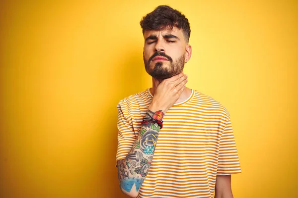 Hombre Joven Con Tatuaje Con Camiseta Rayas Pie Sobre Fondo — Foto de Stock