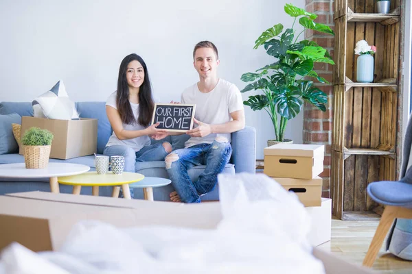 Junges Schönes Paar Sitzt Auf Dem Sofa Und Hält Tafel — Stockfoto