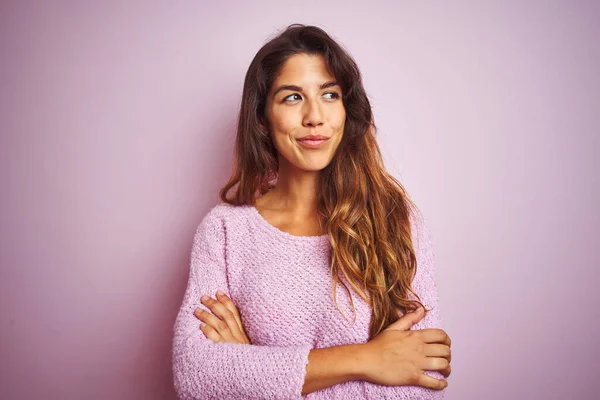 Giovane Bella Donna Che Indossa Maglione Piedi Sfondo Rosa Isolato — Foto Stock