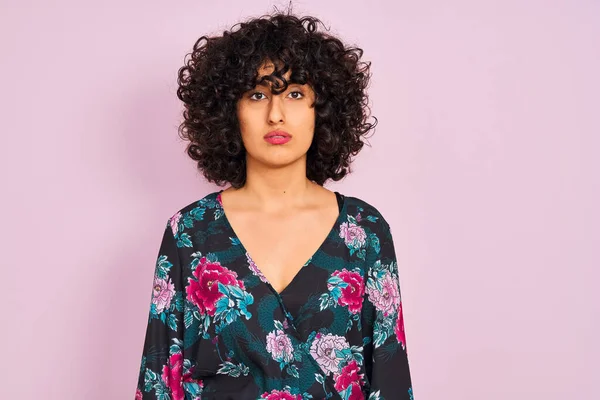 Mujer Árabe Joven Con Pelo Rizado Con Vestido Floral Sobre — Foto de Stock