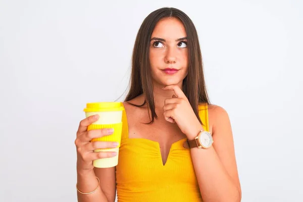 Junges Schönes Mädchen Trinkt Papierglas Zum Mitnehmen Kaffee Über Isoliertem — Stockfoto