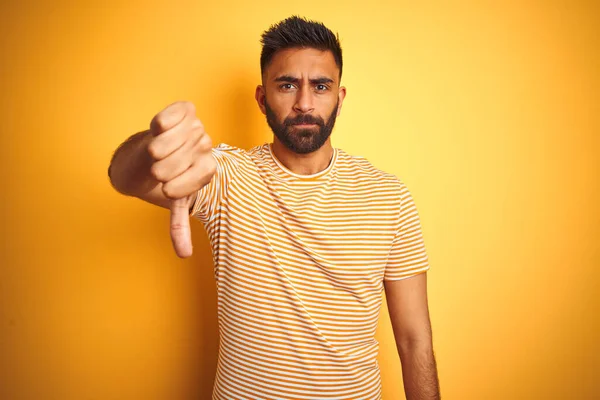Ung Indian Man Bär Shirt Stående Över Isolerad Gul Bakgrund — Stockfoto