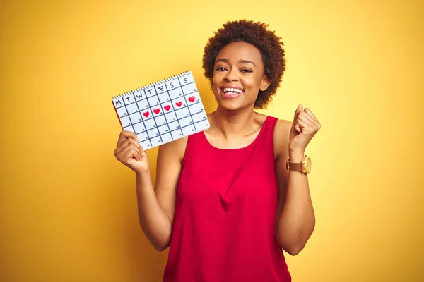 Jonge Afro Amerikaanse Vrouw Met Menstruatiekalender Geïsoleerde Gele Achtergrond Schreeuwen — Stockfoto