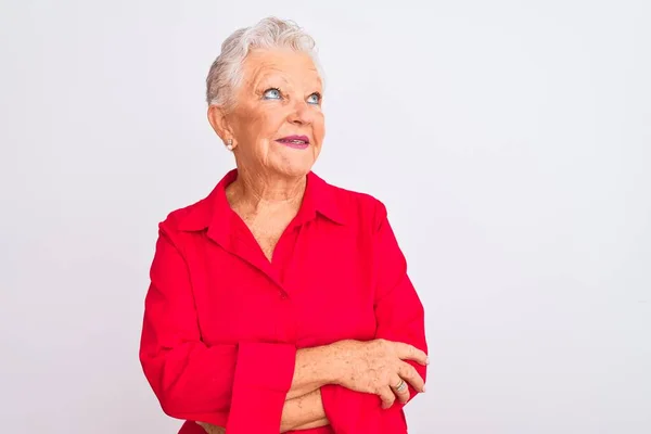 Senior Mujer Pelo Gris Con Camisa Casual Roja Pie Sobre —  Fotos de Stock