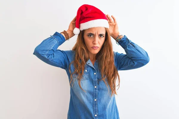 Jeune Belle Femme Rousse Portant Chapeau Noël Sur Fond Isolé — Photo