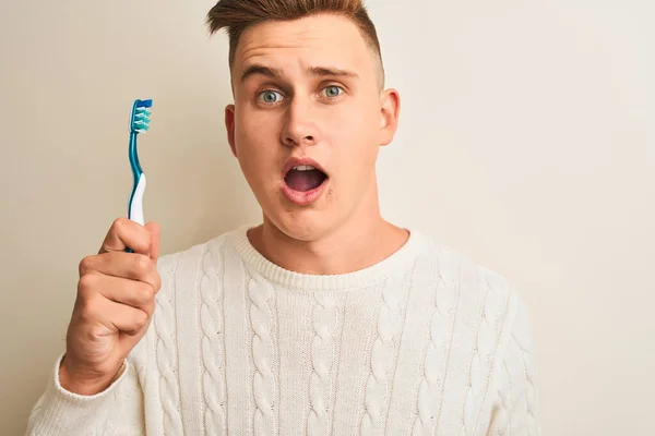 Jonge Knappe Man Houdt Tandenborstel Staande Geïsoleerde Witte Achtergrond Bang — Stockfoto