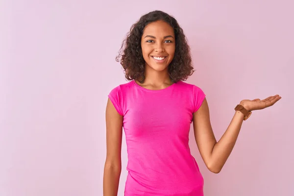 Młoda Brazylijka Ubrana Shirt Stojąca Nad Odizolowanym Różowym Tłem Uśmiechnięta — Zdjęcie stockowe