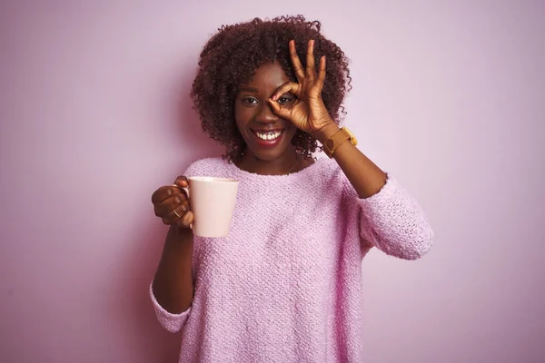 Mladý Africký Afro Žena Drží Šálek Kávy Stojí Nad Izolované — Stock fotografie
