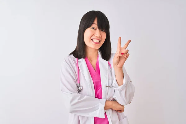 Mladý Krásný Čínský Lékař Žena Sobě Stetoskop Přes Izolované Bílé — Stock fotografie