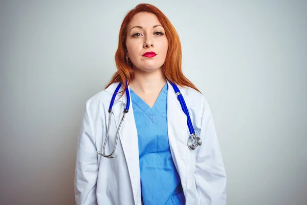 Mulher Jovem Médica Ruiva Usando Estetoscópio Sobre Fundo Isolado Branco — Fotografia de Stock