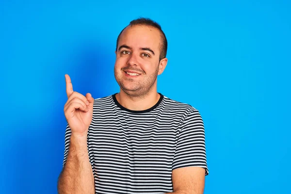 Jeune Homme Portant Shirt Rayé Marine Debout Sur Fond Bleu — Photo