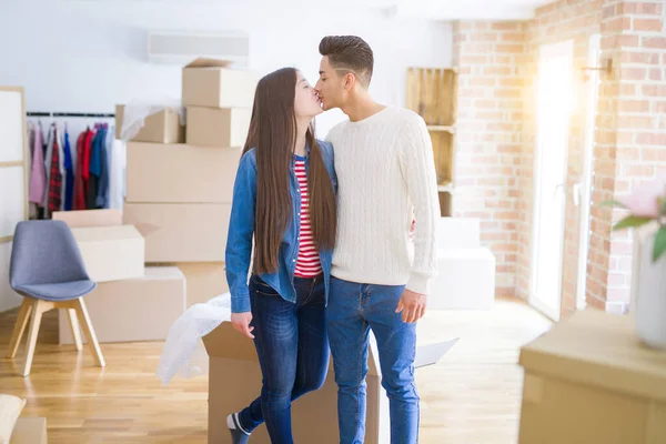 Vackra Unga Asiatiska Paret Ser Glad Och Leende Upphetsad Flyttar — Stockfoto