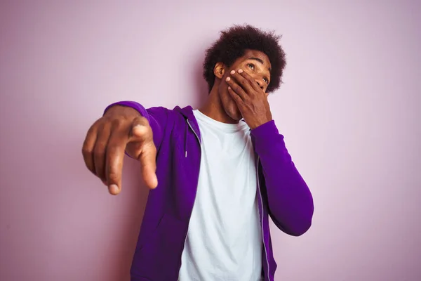 Молодий Афроамериканець Фіолетовій Сорочці Стоїть Над Рожевим Фоном Сміючись Над — стокове фото