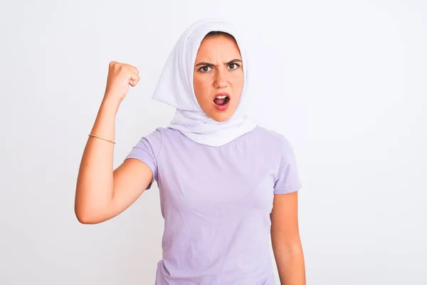 孤立した白い背景に立っているヒジャーブを身に着けている若い美しいアラビア人の少女は怒りで叫びながら拳をフラストレーションと激怒を上げ怒っています 激怒と積極的な概念 — ストック写真