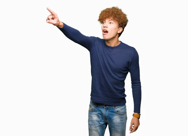 Junger Gutaussehender Mann Mit Afrohaaren Der Mit Dem Finger Überrascht — Stockfoto