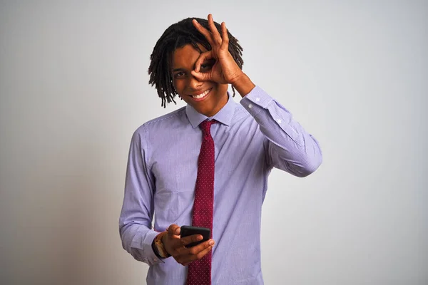 Empresário Afro Americano Com Dreadlocks Usando Smartphone Sobre Fundo Branco — Fotografia de Stock