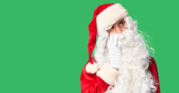 Orta Yaşlı Yakışıklı Adam Noel Baba Kostümü Sakal Takıyor Kollarını — Stok fotoğraf