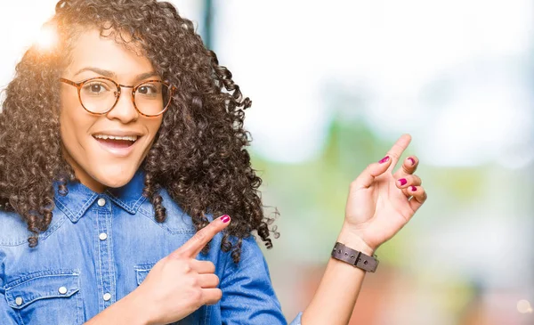 Jeune Belle Femme Aux Cheveux Bouclés Portant Des Lunettes Souriantes — Photo