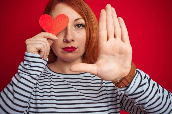 Joven Pelirroja Romántica Mujer Sosteniendo Corazón Sobre Fondo Rojo Aislado — Foto de Stock