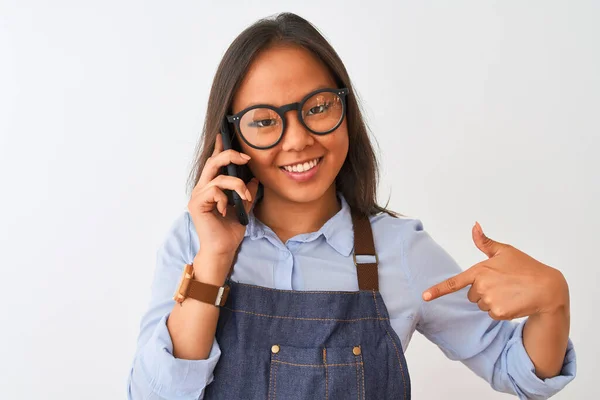 Chinesin Mit Brillenschürze Unterhält Sich Auf Smartphone Über Isoliertem Weißem — Stockfoto