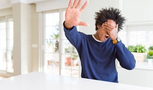 Jonge Afro Amerikaanse Man Die Een Casual Trui Draagt Die — Stockfoto