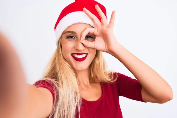 Kvinna Bär Jul Santa Hatt Göra Selfie Med Kamera Över — Stockfoto