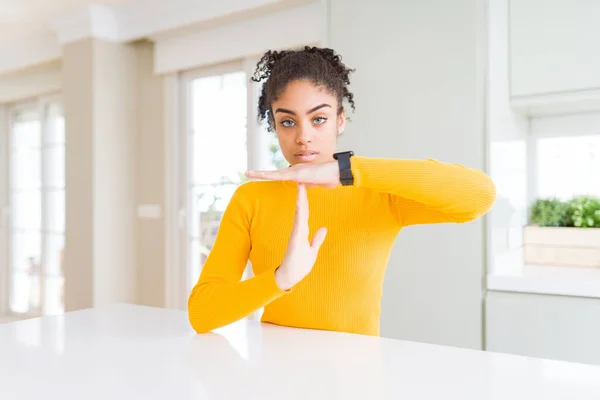 Hermosa Mujer Afroamericana Con Cabello Afro Usando Suéter Amarillo Casual —  Fotos de Stock