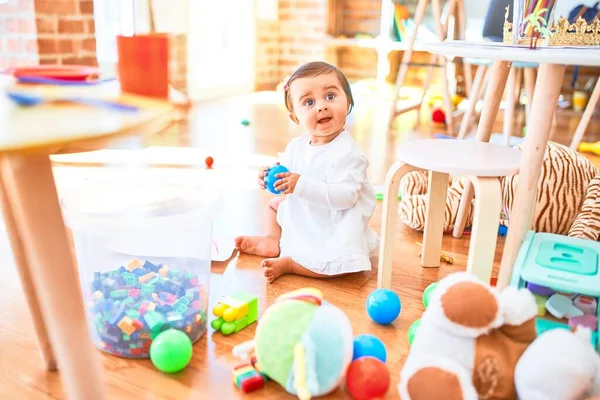 Anaokulunda Renkli Oyuncaklar Arasında Mutlu Güzel Bir Bebek — Stok fotoğraf