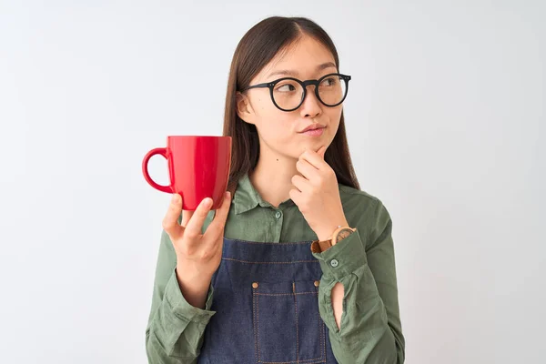 Chinese Barista Vrouw Met Een Schort Bril Drinken Van Koffie — Stockfoto