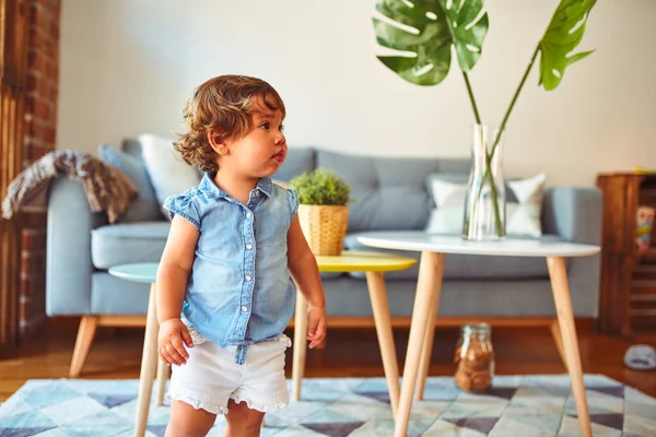 Hermosa Niña Pequeña Con Camisa Mezclilla Azul Pie Suelo —  Fotos de Stock