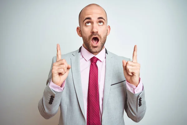 Young Business Man Wearing Suit Purple Tie Isolated Background Amazed — Stock Photo, Image