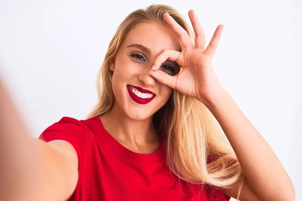 Joven Hermosa Mujer Con Camiseta Hacer Selfie Por Cámara Sobre — Foto de Stock