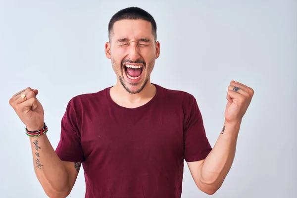 Giovane Bell Uomo Piedi Sfondo Isolato Che Celebra Sorpreso Stupito — Foto Stock