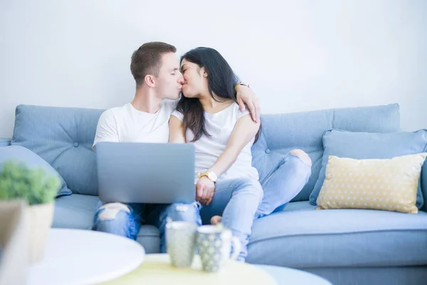 Unga Vackra Par Sitter Soffan Med Hjälp Laptop Nya Hem — Stockfoto