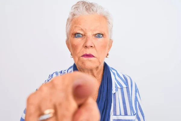 Senior Mujer Pelo Gris Con Camisa Rayas Azules Pie Sobre —  Fotos de Stock