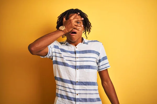 Afroamerikanischer Mann Mit Dreadlocks Gestreiftem Hemd Vor Isoliertem Gelben Hintergrund — Stockfoto