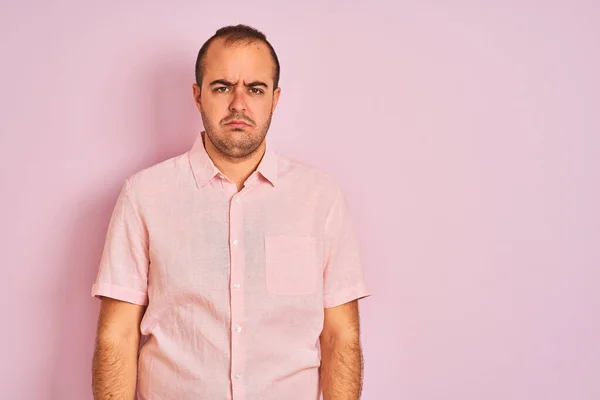 Junger Mann Elegantem Hemd Der Vor Isoliertem Rosafarbenem Hintergrund Steht — Stockfoto