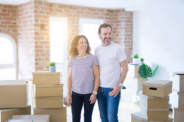 Seniorenpaar Mittleren Alters Das Ein Neues Zuhause Zieht Dem Kisten — Stockfoto