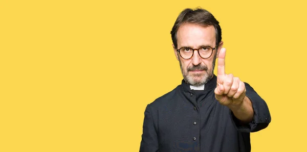 Katolik Giyen Orta Yaş Rahip Adam Robe Işaret Parmağını Kızgın — Stok fotoğraf