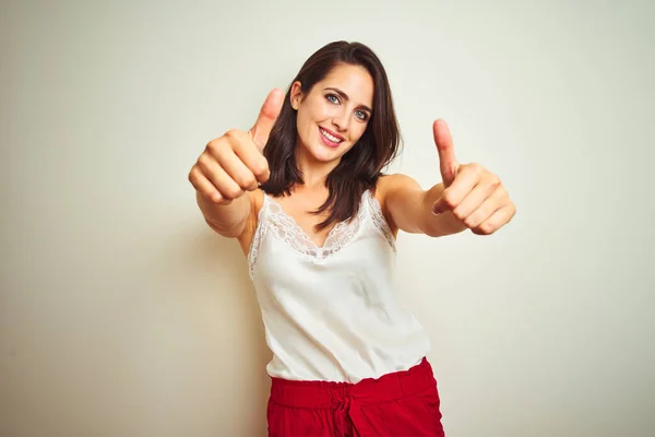 Mujer Hermosa Joven Con Camiseta Pie Sobre Fondo Blanco Aislado —  Fotos de Stock