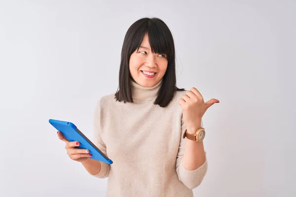 Bella Donna Cinese Utilizzando Tablet Blu Piedi Sfondo Bianco Isolato — Foto Stock